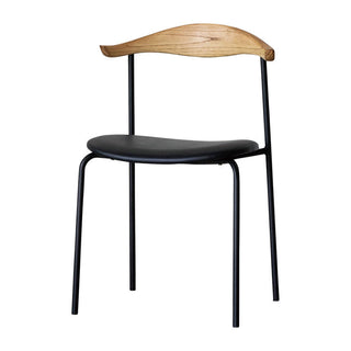 PVC生地のブラック色とスチール脚がすっきりとした印象のチェア。