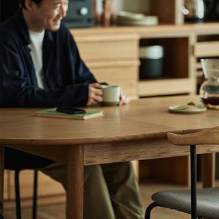 【伸長方法】�@まず写真のように、サイドから天板を引きます。