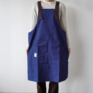 しっかりとした生地にポケットが複数ついたワークエプロン。幅広の肩紐は落ちにくく、首や肩が疲れにくいと評判。ユニセックスでご使用いただけます。