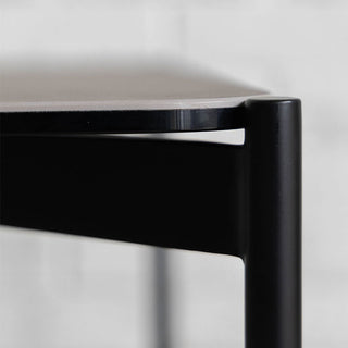 円柱形のスチールとの組み合わせがデザインのアクセントに。