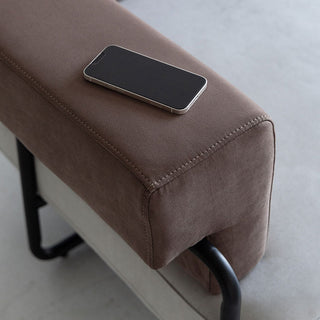 背もたれとアーム（肘置き）の奥行を広めに作っているため、スマホなどをちょい置きできます。