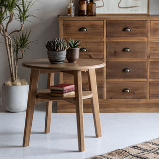 シンプルながら実用的で、使い勝手の良いサイドテーブル。