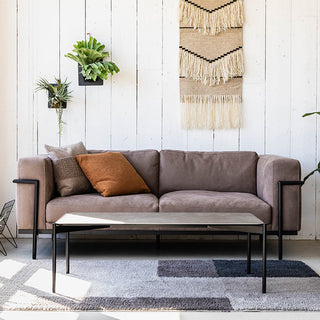 重厚感のあるクッション、すっきりとしたスチールフレームのバランスが絶妙。