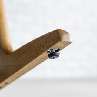 がたつきを防ぐアジャスター付き。