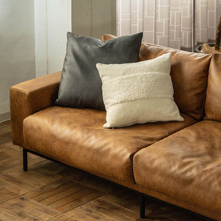 一般的なクッションのサイズよりも少し大きめなので、お持ちのクッションと組み合わせて使えば、メリハリも出せます。