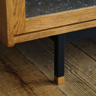 スチール脚がアクセントとなり、モダンで洗練された雰囲気に仕上がってます