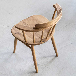 オークの無垢材を使用しているので、木本来の表情や経年変化を感じられます。