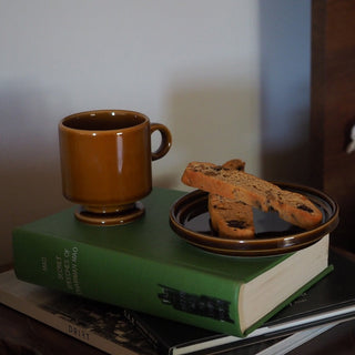 レトロでノスタルジックな脚付きマグ。