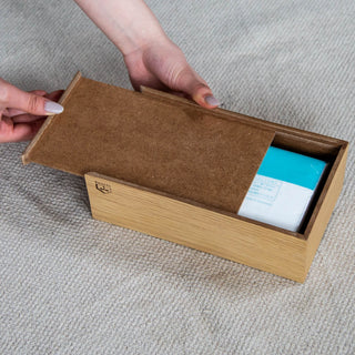 ティッシュは裏の蓋をスライドさせて出し入れします。