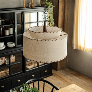 ３枚のファブリックシェードにウィップステッチを施した立体感あるペンダントライト。