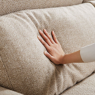 心地よく沈み込むフェザー入りクッションに全身をあずける、極上のリラックス感。