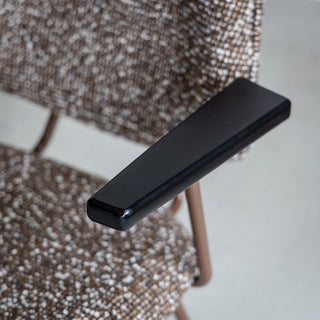 肘は４色共通でブラック色です。