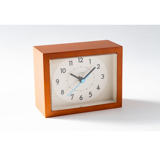 文字盤を覆うアクリルは木枠よりも厚みを出すことで、立体感のある形になっています。