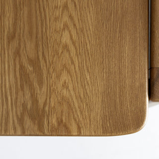 ライトブラウン色はオーク無垢材を使用。