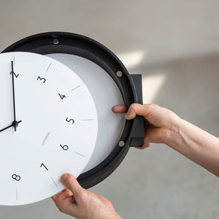 電池交換の際はこの様に文字盤を外して替えます