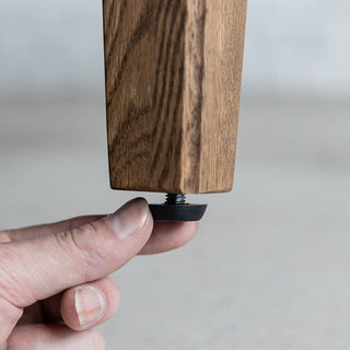 スリムな脚のデザイン、ガタツキを調整できるアジャスター付きです。