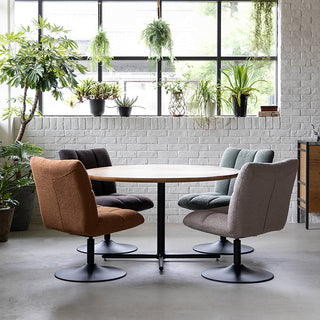 丸みを帯びた天板と、細部までこだわった脚が印象的なデザインです。