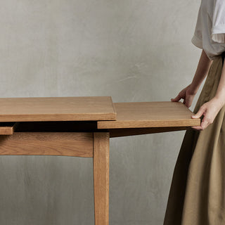 天板を片側のみ引き出すと、テーブルの幅は175ｃｍに。