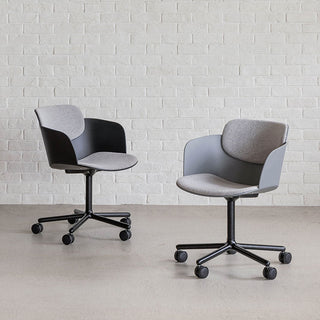 程よくしなるPP樹脂と、背中と座面のクッションで優しく包み込む座り心地