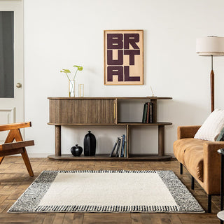 ナチュラルな木目が美しいウッドシェルフ。