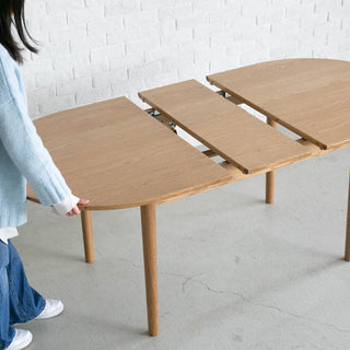 �E伸長用天板を開いたら、サイドから天板を中央に向かって押します。