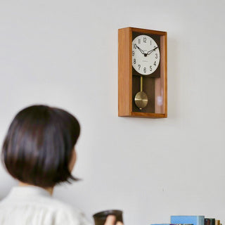 昭和30〜40年代に多く見られたゼンマイ式の振り子時計をクオーツ時計として復刻。
