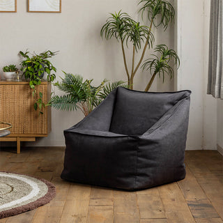 コンパクトながら座りやすく、姿勢をキープしやすいデザインに仕上げています。