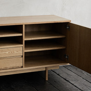 扉内部は、可動式棚がありお好みの位置で高さ調整ができます。