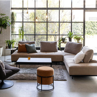 空間を引き締めつつ、無機質な印象を和らげ、柔らかさを演出します。