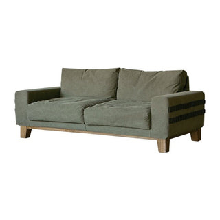 身体に馴染むようなくったりと沈み込む座り心地が特徴のソファ。