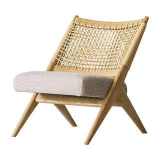 温かみのある空間を演出するラウンジチェア。