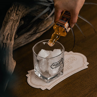 氷に見立てた付属の天然石に、ウイスキーを注ぐように数滴オイルを垂らします。
