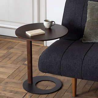 ベース部分を薄型に設計しているため、ソファの脚高を気にせずに差し込んで使えます。