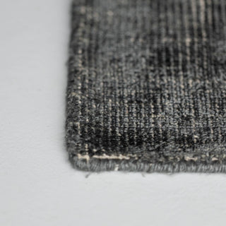 インドの熟練職⼈によって⼿作業で織り上げられています。