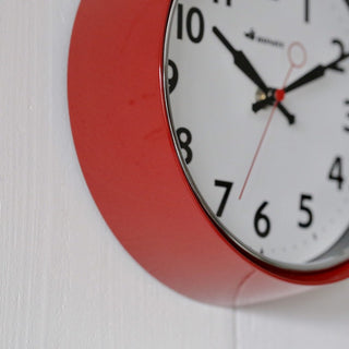 フチは厚みがあり、カバーガラスや文字盤の段差によって立体感のあるデザイン