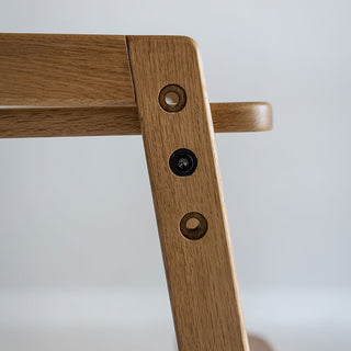 座面は３段階で高さ調整可能。