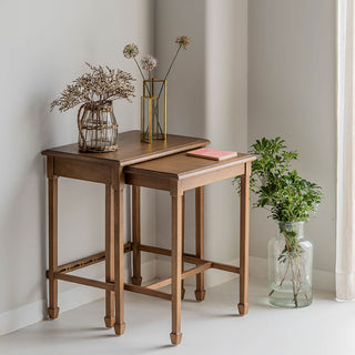 直線的ですっきりとしたフォルムに、脚先のさりげないデザインが上品な印象を添えます。