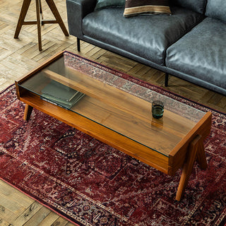 ガラスと特徴のある脚が、独特の存在感と重厚感を醸し出します。