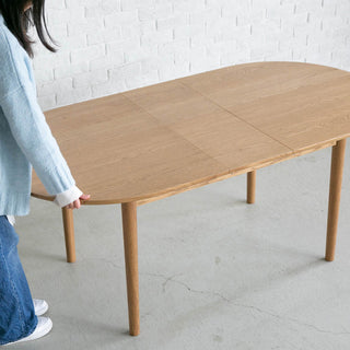 �F天板と伸長用天板を合わせ、裏側にある固定具で天板同士を固定すれば完成です。