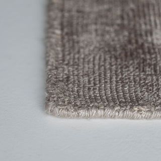 インドの熟練職⼈によって⼿作業で織り上げられています。