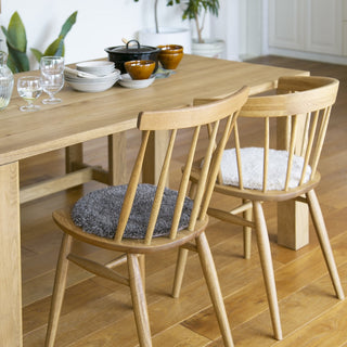 形はどんな椅子にもぴったりフィットする円形。サイズは直径35�B。