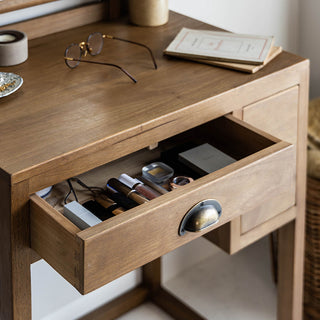 引出の内側には切り欠きを施し、物の出し入れがしやすくなっています。