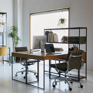 木とスチールの組み合わせがスタイリッシュなオフィス空間を演出してくれます。