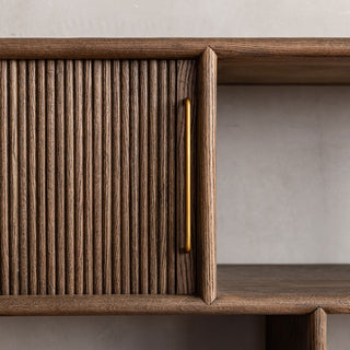 蛇腹扉を閉じるとすっきりした佇まいに。