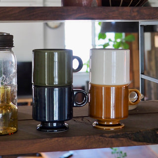 収納に便利な航空食器のディテールを取り入れ、スタック出来る仕様になっています。