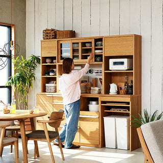 扉や引手など見える部分には金物を使わず、天然木のパーツを採用。