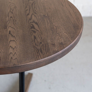 天板の縁には彫を施しています