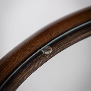 ガラス天板には滑り止め付き。