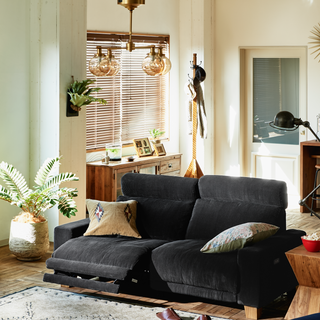 キラキラとした派手なゴールドとは違う深みがヴィンテージのような趣に。