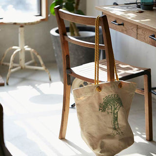 シンプルなデザインなので合わせるテーブルの幅が広いです。